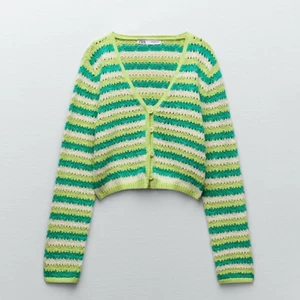 Grön kofta - Grön stickad kofta från Zara! Köparen står för frakten🥰