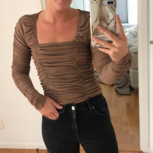 En blus/tröja från Ginatricot  - Jag säljer den här jättesnygga blusen/tröjan från ginatricot för jag får ingen användning av den. Endast används ett par fåtal gånger. Frakt ingår ej i priset.