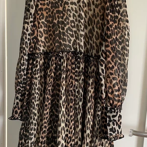 Ganni klänning 38 - Endast använd en gång, inga anmärkningar. 100% återvunnen polyester 