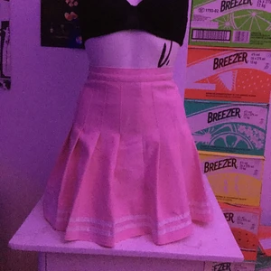 Cheerleading/kawaiikjol rosa - Passar både  34 och 36 obehindrat. Liten vit fläck på framsidan. Ljusrosa med vita streck nere. Behöver aldrig strykas.