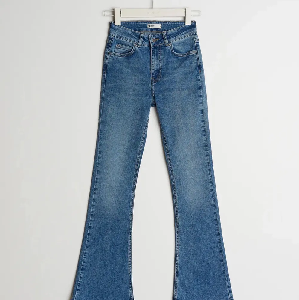 Säljer dessa mid waist jeans från GinaTricot i storlek S. De är helt nya och tyvärr har aldrig kunnat använda dom pga dom är jätte små på mig. ✨ Säljer detta nästan i orginala priset och frakt!🤍 ( Dom två sista bilderna är från ginas sida ). Jeans & Byxor.