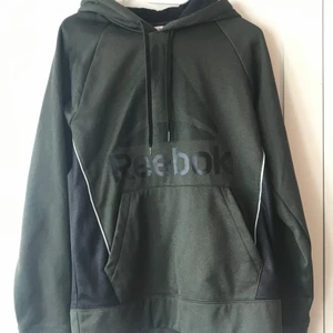 Reebok hoodie - En mörkgrön Reebok hoodie i superfint skick, den köptes på Beyond Retro så vet inte riktigt storleken men känns som en M. Nypris 200kr men säljer för 100kr. Kan posta eller mötas upp i Stockholm, Tyresö, Haninge och Älta 💕 Köparen står för frakten