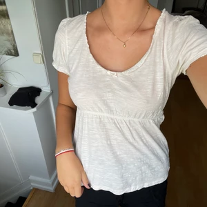 Top från Odd Molly. - En väldigt söt top från Odd Molly i en ljusrosa färg.