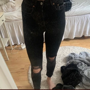 Slitna jeans - Säljer dessa snygga gråa slitna jeans med hål i och detaljer. Använd vid 1 tillfälle. Från HM. Storlek 36. Fråga om ni undrar något💕