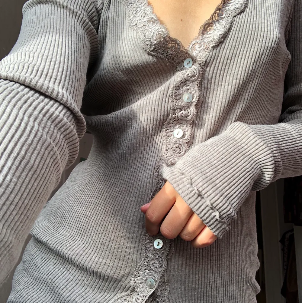 Så snygg tröja! Står ingen storlek men skulle gissa att den passar S-M (själv är jag S) 🥰. Tröjor & Koftor.