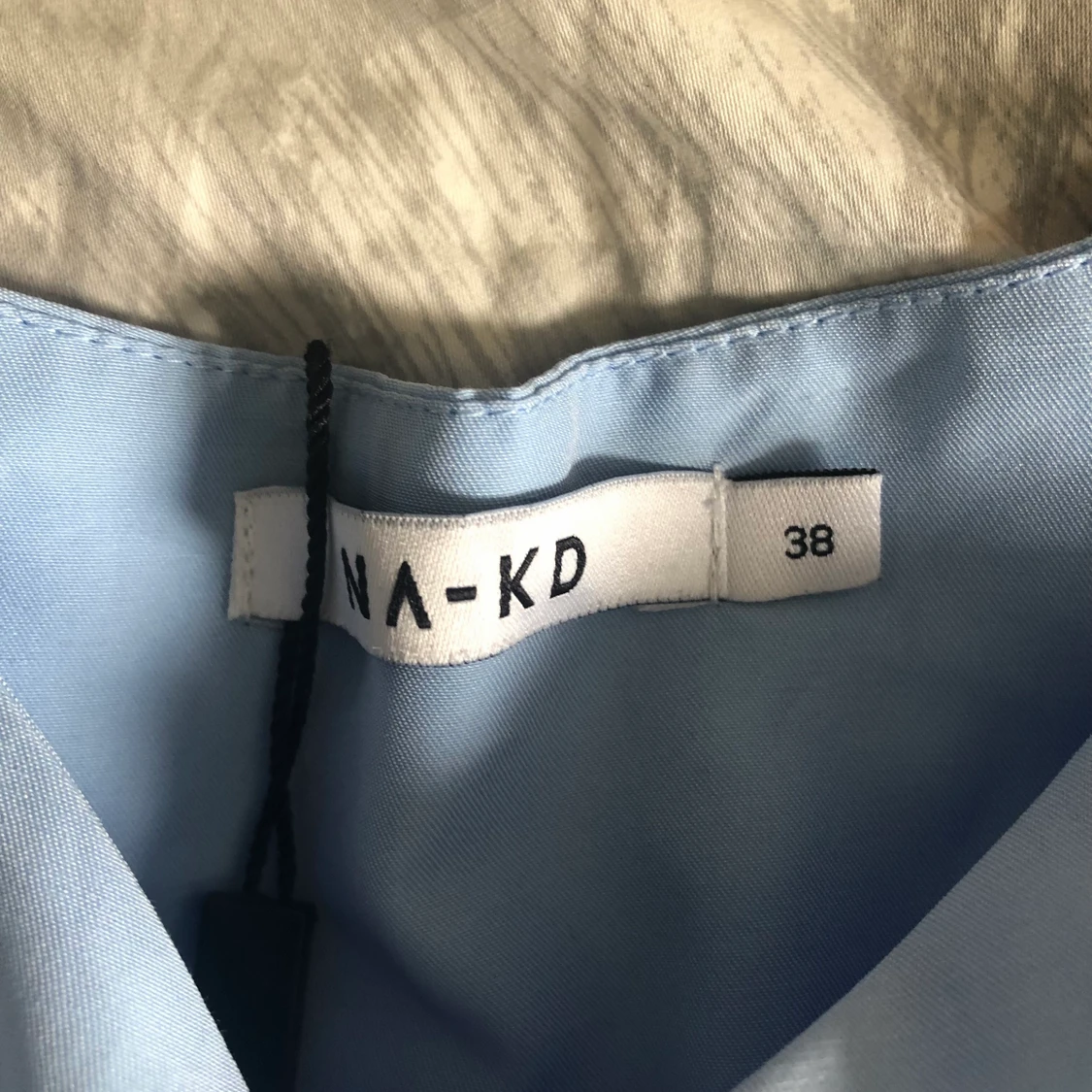 Ljusblå topp med volang NA-KD - 90