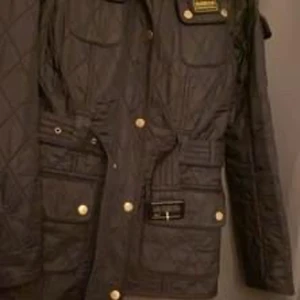 Barbour jacka  - Säljer min barbour quiltad jacka international i mycket fint skick. Inköpt för 3000kr, säljes nu för 1200kr . Finns i Västerås! 
