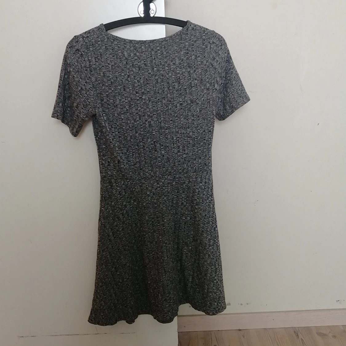 En kort grå klänning  - 90