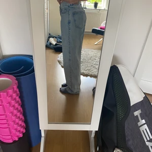 Weekday jeans - Alldeles för stora för mig därav att jag säljer dem😚 storlek s för det som är intresserade men inte förstår vad 26 innebär!