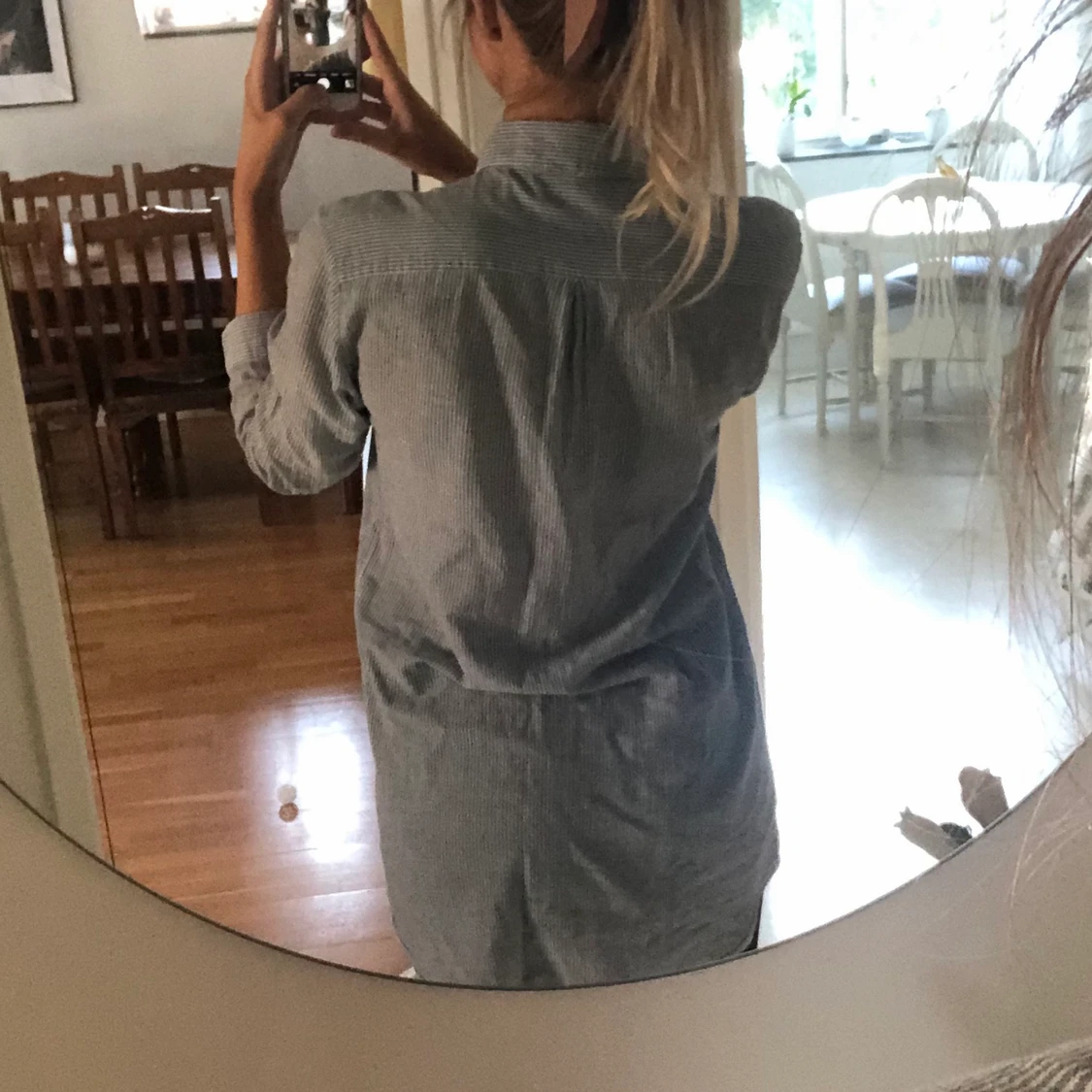 Blå-vitrandiga skjorta med fickor  - 90