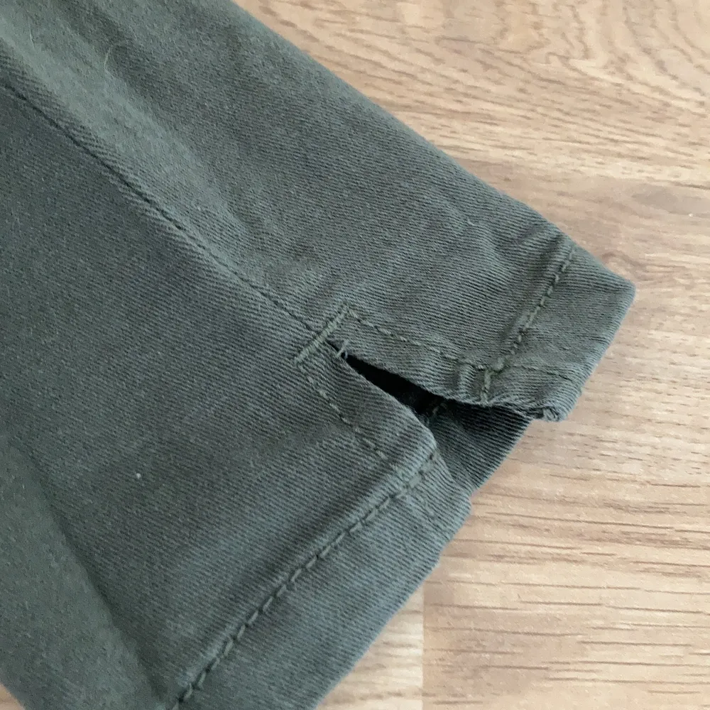  Grönare jeans från lager 157 har fickor på bena har även en liten snitt där nere och de har knäpp och fickor där framme och du kan välja storlek mellan midjan . Jeans & Byxor.