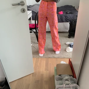 Zara linnebyxor - Säljer mina zara byxor i linnematerial o rosafärgat mönster. Supersköna men inte min stil, aldrig använda o lappar finns kvar!!💕💕 köpte för 399kr på Zara