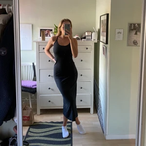 Svart långklänning  - Svart lång klänning i nyskick  Storlek: S Pris: 99