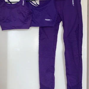 Gymshark energy seamless set  - Storlek på topparna: s (lappen är bortklippt på ena toppen)  Byxorna i storlek: uppskattat till storlek S då lappen är bortklippt   Skickar mot betalning av porto :) (ansvarar ej för postens slarv)