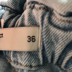 Blåa jeans shorts ifrån Gina tricot  - Ett par blå Jens shorts andvända 2-3 gånger säljer för att jag inte får nån andvänding för dom 