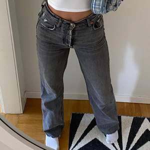 Det är storlek 34 men de passar mig som nu har storlek 36. Säljer de för jag tycker större jeans passar mig bättre och de börjar sitta lite tight. Jag är 170 cm och de är bra längd. 