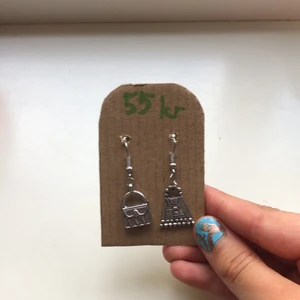 Väsk örhängen👜 - Handgjorda örhängen som liknar väskor, sååå söta👜💗 Dem är i fint skit och jag har aldrig använt dem😊