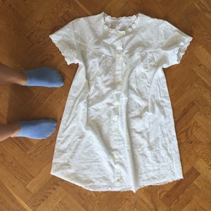 Vitkläning  - Super fin vit klänning som är lite kortare. Men super fin. Fint skick. Lite osymmetrisk där nere men inget som märks. Lite genomskinlig!