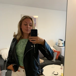 Skinnjacka från zara - Säljer denna sjukt snygga skinnjacka från Zara, sparsamt använt i jättefint skick. Köpt för ca 600 kr. Skriv privat för fler bilder💕💕