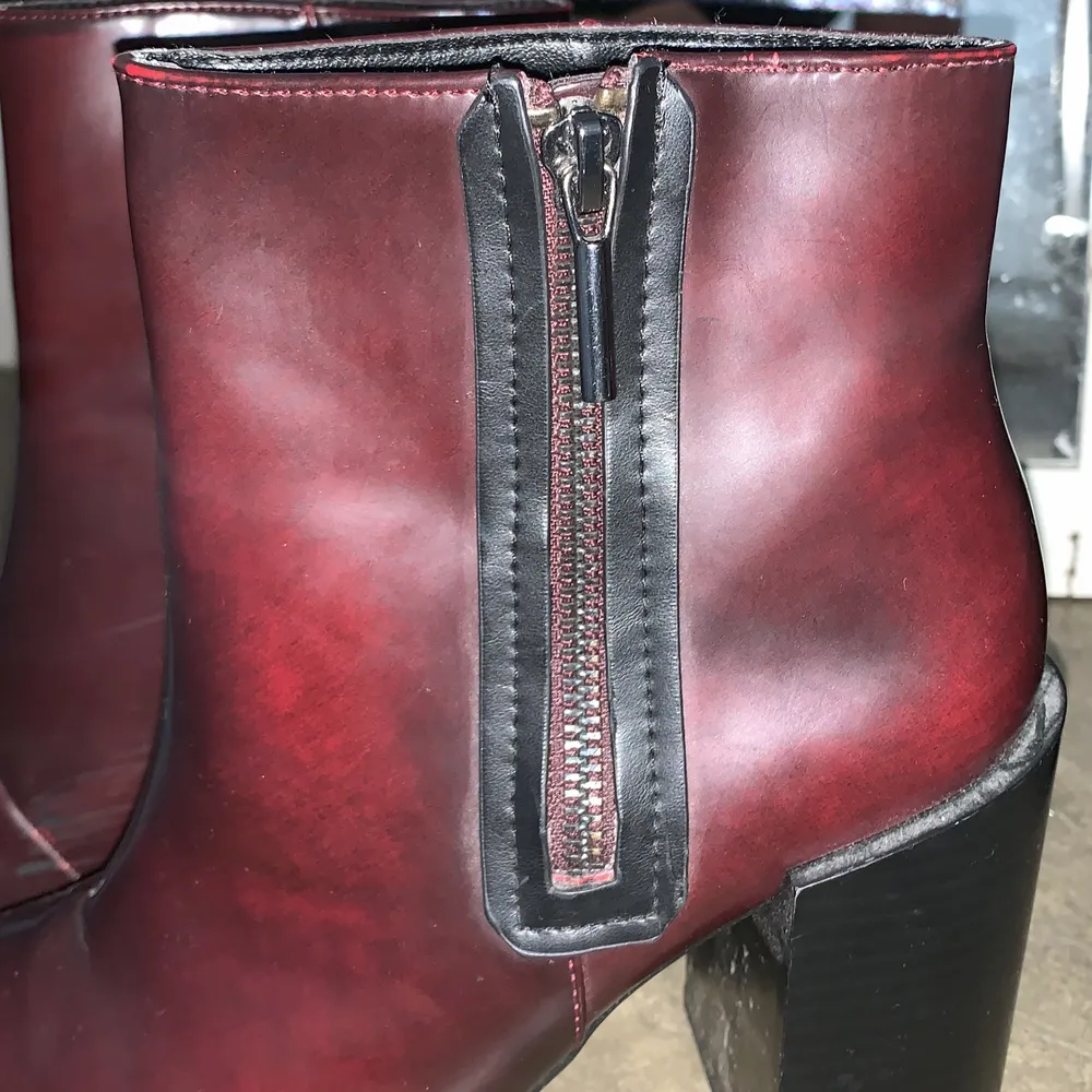 Röda boots från Zara i storlek 38. De är finare i verkligheten, då jag inte är ett proffs på att ta bilder. De är använda ett par gånger. . Kengät.