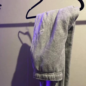 Nike mjukis - Passar inte mig längre men har inte haft dom så länge. Inga skador eller fläckar på och fortfarande jätte sköna