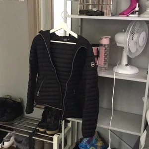 colmar jacka - Säljer denna svarta colmar jacka i storlek M men passar även S. Jackan har ett litet hål i som bi har limat så det syns inte men kan vara bra att veta. Jackan har även en luva. Det är en dunjacka❤️ nypris på denna jacka är ca runt 2000kr