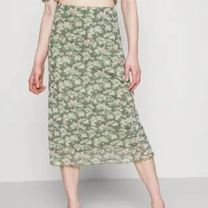 Jättefin midi kjol ifrån fashion union, bilder är tagna ifrån hemsida men kan skicka bilder om du är intresserad, köpare betalar frakt 📦💕