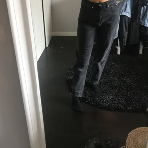 Jeans  - Ett par gråsvarta Jeans 