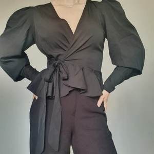 Svart blus - Älskar denna svarta blus från Nelly.com! Lika perfekt till middagen, som festen eller till vardags. Aldrig använt den då den dessvärre inte passade mig riktigt.