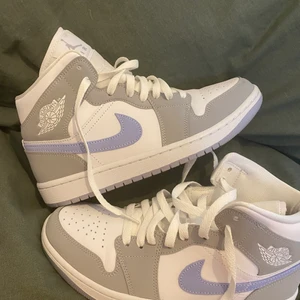 Jordan 1 Mid Aluminium Wolf Grey stl 39 - Säljer mina jordans pga att dom inte passade mig. Dom är använda en gång så är i nyskick. Kan frakta men då står köparen för frakt. 