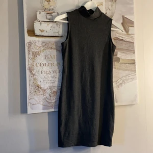 Grå klänning  - En grå klänning från ginatricot som formar sig efter kroppen 🐚 de är storlek S och sitter perfekt på mig som är 1.66 🤍 säljes pågrund av ingen användning längre 🥺