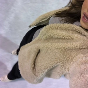 Teddyjacka  - Teddyjacka från H&M, supernajs att dra på sig när det är kallt ute! 