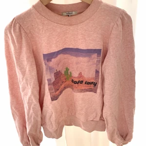 Ganni tröja  - Säljer min älskade ganni tröja som inte längre går att köpa i butik då jag inte fått så mycket användning av den tyvärr. Den är i storlek S och i topp skick. 