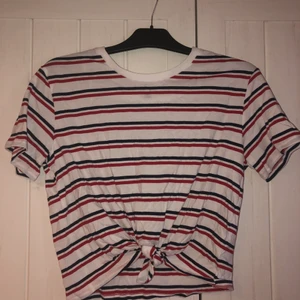 T-shirt  - T-shirt med knut ifrån H&M. Aldrig använd, inga märken eller fläckar! 110kr inkl frakt