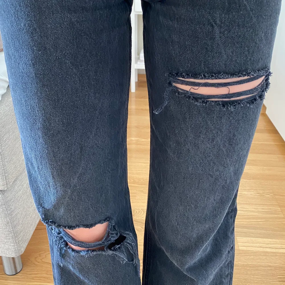 Svarta jeans i strl 34 från zara med hål. Endast använt en gång så är som nya. Köparen står för frakten!. Jeans & Byxor.