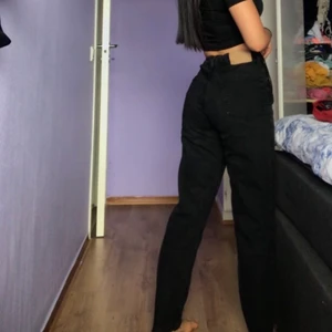 Svarta Mom Jeans, storlek 36 - Supersnygga och lagom pösiga jeans för dig som har drip 💧 jeansen är från H&M och bara använt en gång. Suverän passform och high-waisted