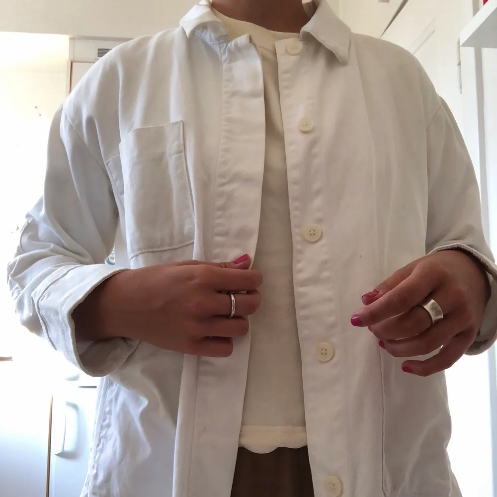 Snygg vit jacka från Weekday som kan användas vår/sommar/höst. Fina knappar och boxy fit. Lite oversize. Jackor.