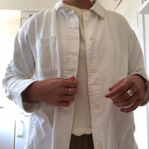 Vit Weekday jacka  - Snygg vit jacka från Weekday som kan användas vår/sommar/höst. Fina knappar och boxy fit. Lite oversize