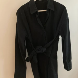 Skjortklänning  - Svart skjortklänning 