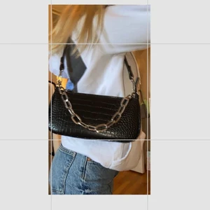 Axelväska  - Säljer nu min fina axelväska, denna väska är använd ett fåtal gånger och är därav i ett väldigt bra skick🤍kommet tyvärr inte ihåg vart ifrån jag köpte väskan men väskan är som helt ny! Vid flera intressen startas en budgivning, ha en fin kväll!🤍