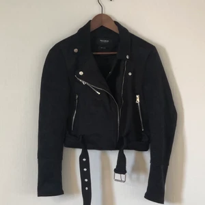 Jacka - Svart mocka-immitations jacka från Pull&Bear. Storlek M. Skicka gärna ett meddelande vid frågor! 