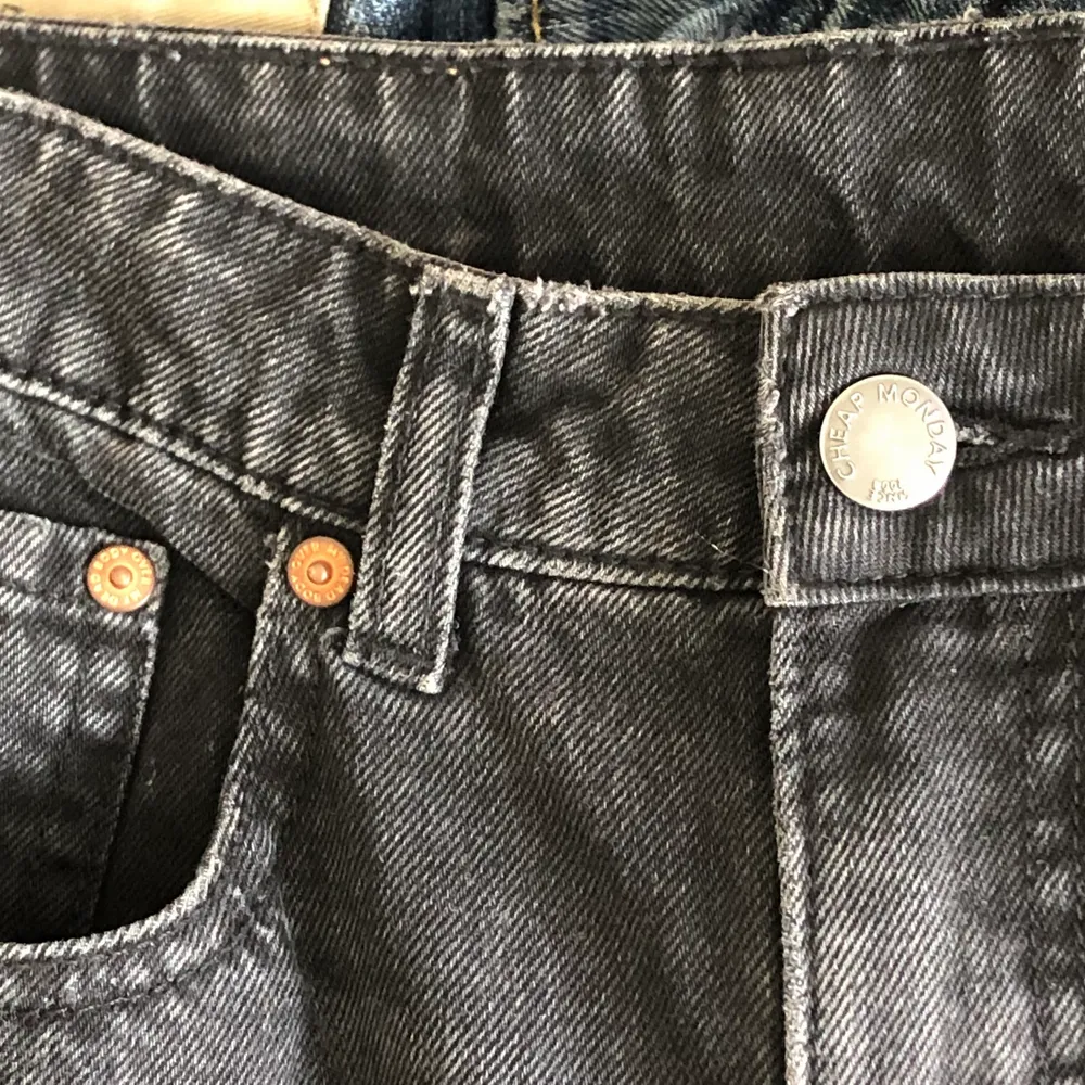  Ett par svarta midwaist jeans från Afound. Det är svarta men är ganska gråa i tonen och de har inga slitningar eller hål. Längst ner på jeansen är det slitna men det var så jag köpte dem. Knappt använda och passar bra på mig, lite förstora dock.(jag är 155cm) säljer då de inte kommer till användning. Pris kan diskuteras.. Jeans & Byxor.