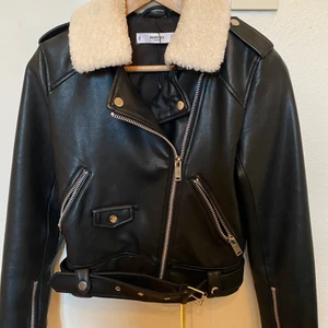 Jacka från Mango - Avtagbar ”pälskrage”. Knappt använd.