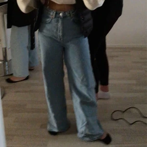 Weekday jeans  - Säljer ett par asballa weekday byxor som tyvärr blivit för små… använt dem ett fåtal gånger och inköpta för cirkus 500, köparen står för frakten 💖 strl Xs/S, jag är ca 160 och på mig är de lite långa ;) 