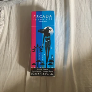 Parfym - Säljer nu denna parfym då jag har en likadan som jag älskar och är en av min favorit parfymer. Men nu säljer jag denna för jag behöver pengar. Det är 50 ml och som ni er kostade den 585. Har också denna body lotion i en annan annons. Men för fler frågar är det bara att höra av sig❤️