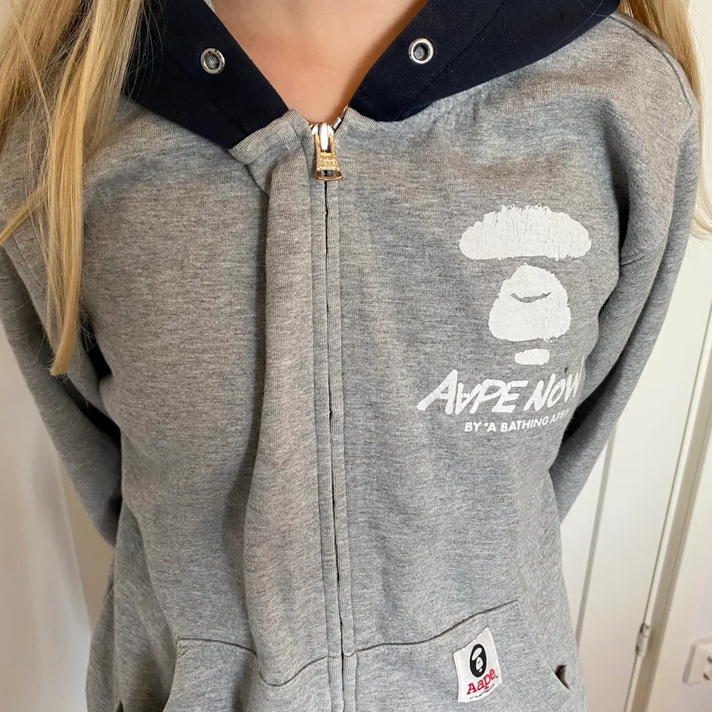 En grå zip-up hoodie med snygga detaljer från AAPE. Köparen står för frakt!. Hoodies.