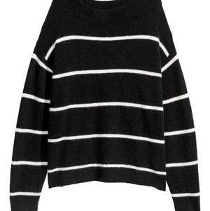 Stickad randig tröja  - Så snygg och bekväm stickad tröja från hm! Säljs ej längre. Hör av er vid frågor ❤️ frakt står köparen för 🚚 