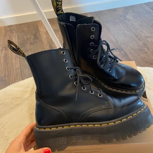 Dr martens  - Intressekoll på mina dr martens, passar storlek 38/39. Dom är i äkta skinn så dom formar sig efter fötterna. Jättefint skick, köptes för 2300kr.
