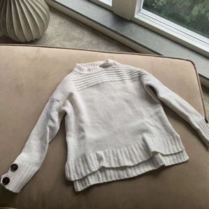 SUPER SÖT STICKAD TRÖJA - Säljer min fantastiska stickade tröja då den inte kommer till användning längre🥰🥰storlek S