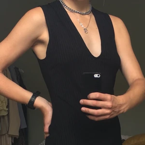 Svart klänning strl 34 - Svart ribbad klänning från Pull & bear. Den är slimmad och halvlång i passformen. Väldigt snygg ringning och enkel att gå i! 